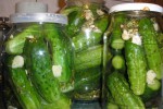 Консервированные соленые огурцы