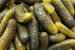 Консервированные соленые огурцы