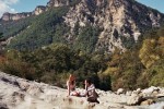 Дама в очках и с ружьем в автомобиле